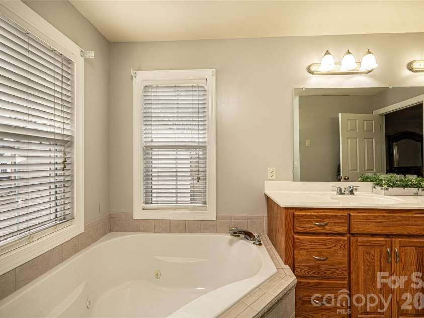 2640 Ironwood Drive, Hickory, NC 28602.  MLS# CAR4351104, YatesRealty ID 6329. 