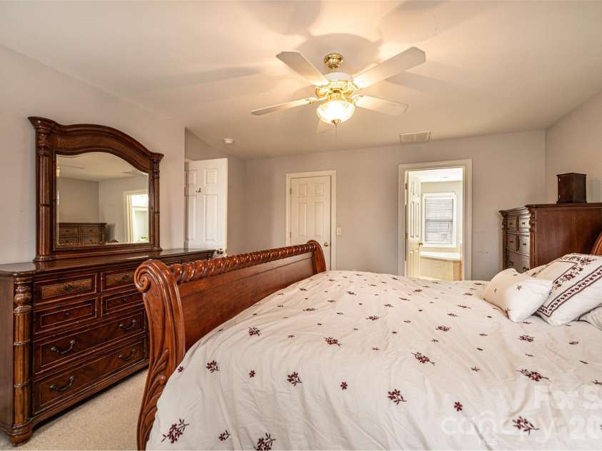 2640 Ironwood Drive, Hickory, NC 28602.  MLS# CAR4351104, YatesRealty ID 6329. 