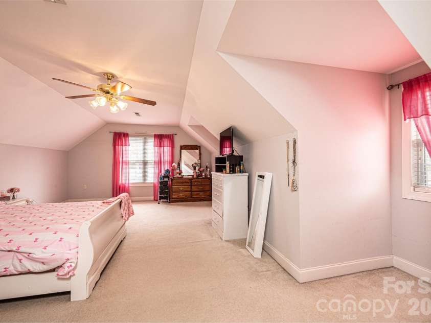 2640 Ironwood Drive, Hickory, NC 28602.  MLS# CAR4351104, YatesRealty ID 6329. 