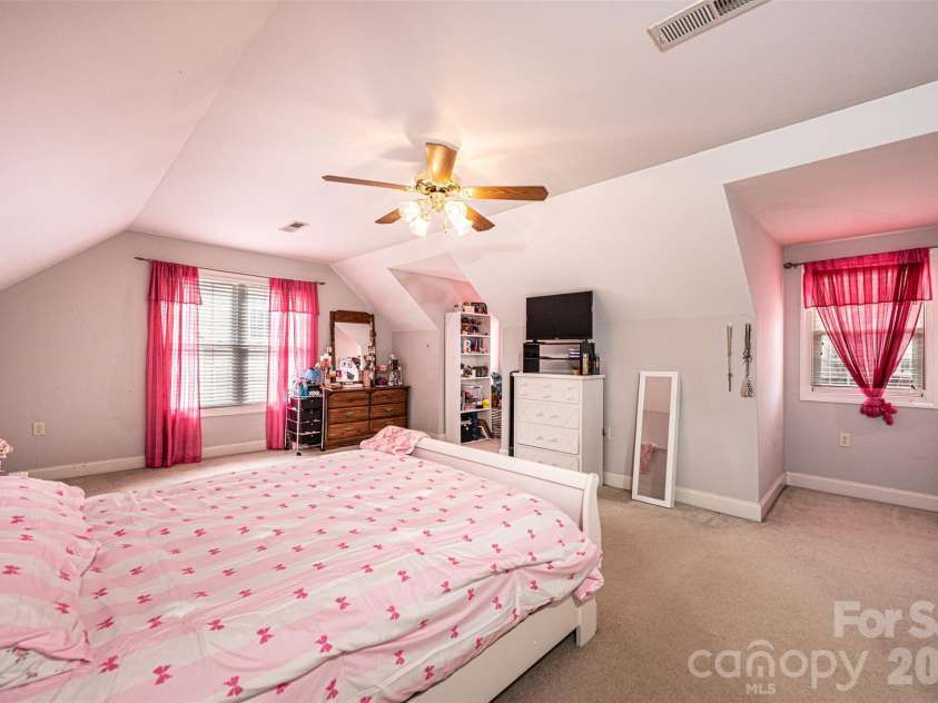 2640 Ironwood Drive, Hickory, NC 28602.  MLS# CAR4351104, YatesRealty ID 6329. 