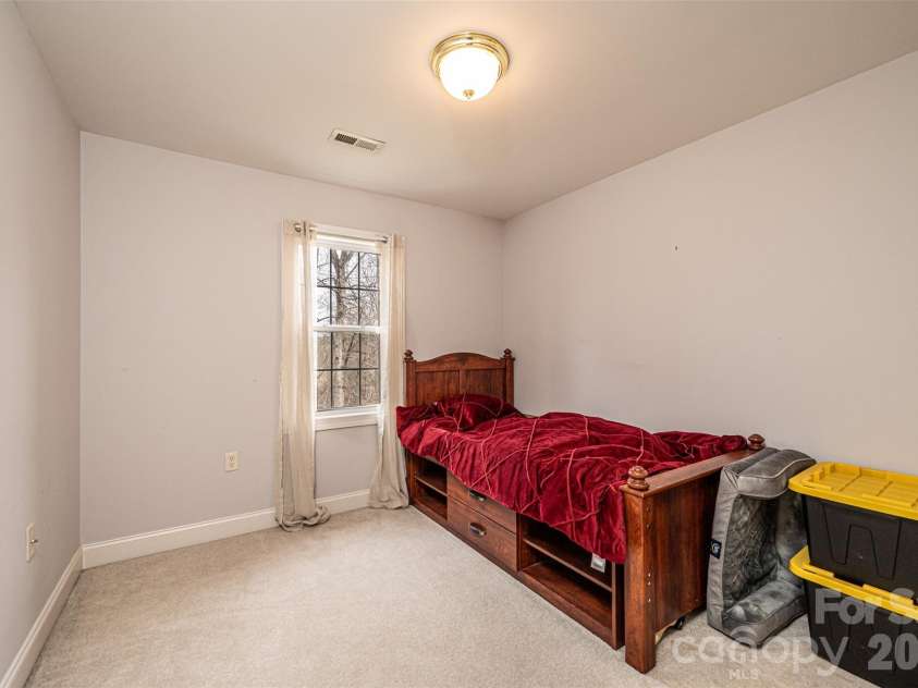 2640 Ironwood Drive, Hickory, NC 28602.  MLS# CAR4351104, YatesRealty ID 6329. 