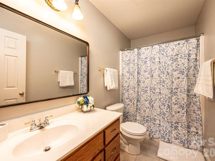 2640 Ironwood Drive, Hickory, NC 28602.  MLS# CAR4351104, YatesRealty ID 6329. 