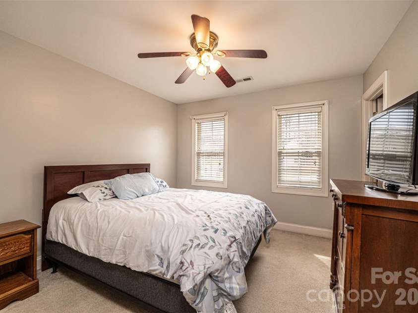 2640 Ironwood Drive, Hickory, NC 28602.  MLS# CAR4351104, YatesRealty ID 6329. 