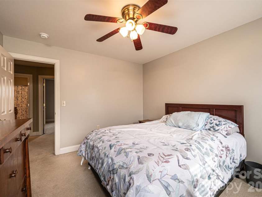 2640 Ironwood Drive, Hickory, NC 28602.  MLS# CAR4351104, YatesRealty ID 6329. 