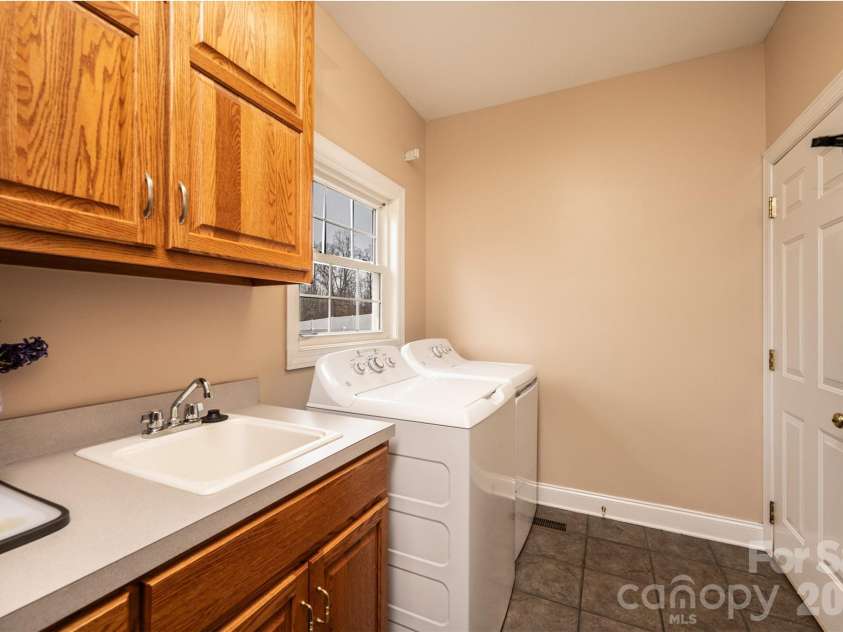 2640 Ironwood Drive, Hickory, NC 28602.  MLS# CAR4351104, YatesRealty ID 6329. 