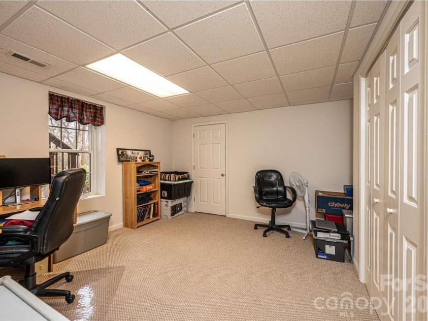 2640 Ironwood Drive, Hickory, NC 28602.  MLS# CAR4351104, YatesRealty ID 6329. 