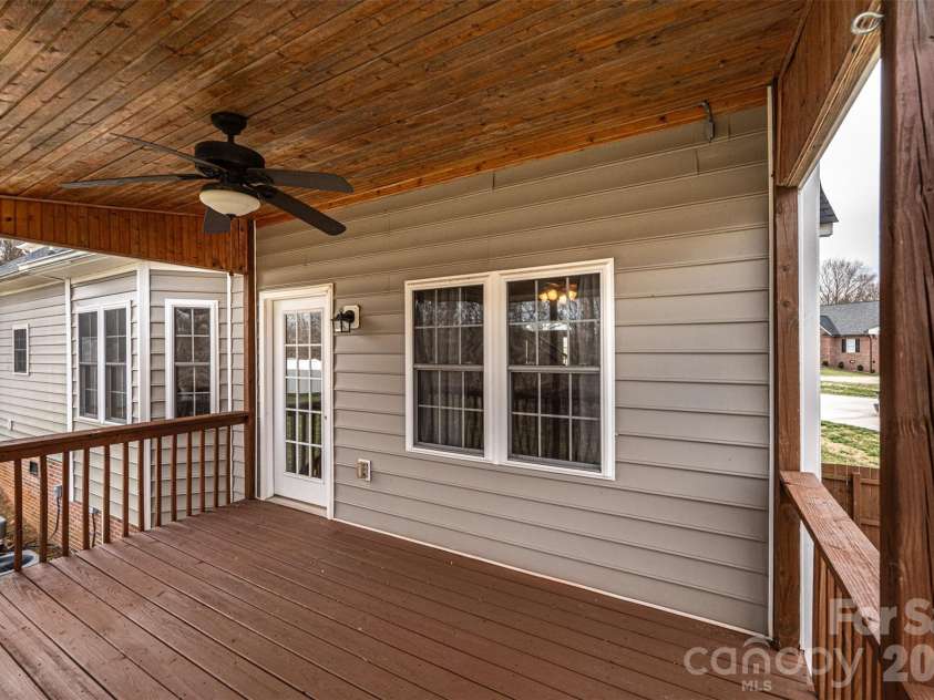 2640 Ironwood Drive, Hickory, NC 28602.  MLS# CAR4351104, YatesRealty ID 6329. 