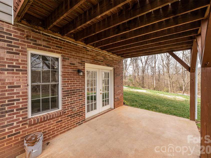 2640 Ironwood Drive, Hickory, NC 28602.  MLS# CAR4351104, YatesRealty ID 6329. 