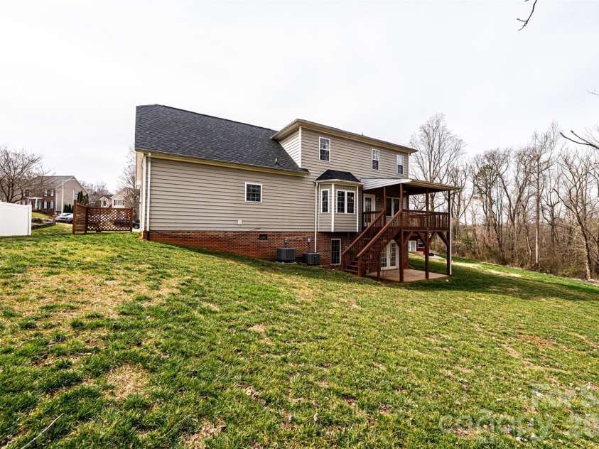 2640 Ironwood Drive, Hickory, NC 28602.  MLS# CAR4351104, YatesRealty ID 6329. 