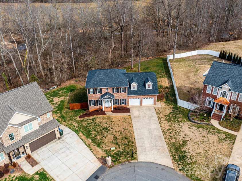 2640 Ironwood Drive, Hickory, NC 28602.  MLS# CAR4351104, YatesRealty ID 6329. 