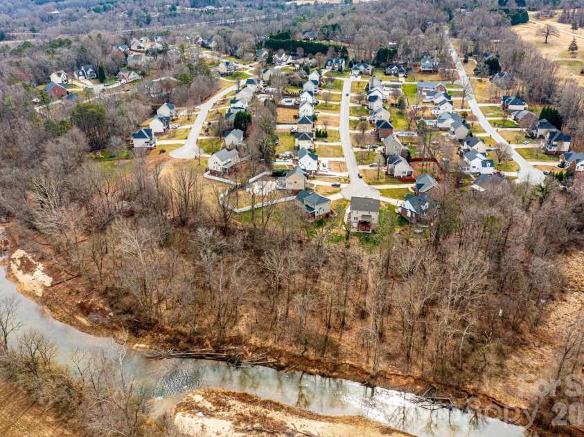 2640 Ironwood Drive, Hickory, NC 28602.  MLS# CAR4351104, YatesRealty ID 6329. 