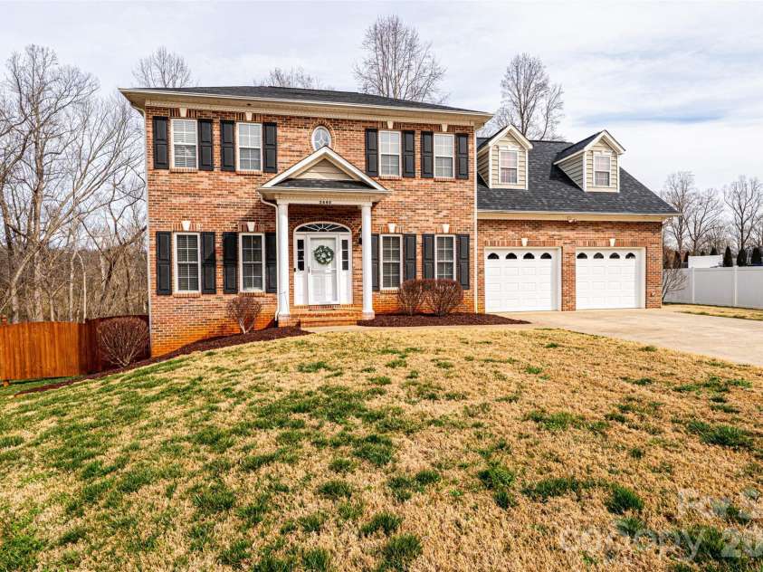 2640 Ironwood Drive, Hickory, NC 28602.  MLS# CAR4351104, YatesRealty ID 6329. 