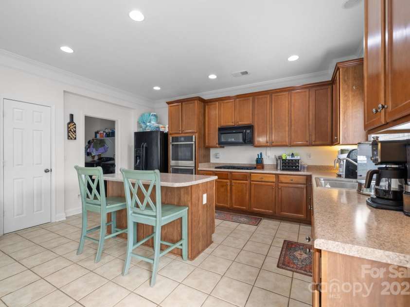 6627 Latherton Lane, Charlotte, NC 28278.  MLS# CAR4239167, YatesRealty ID 6330. 