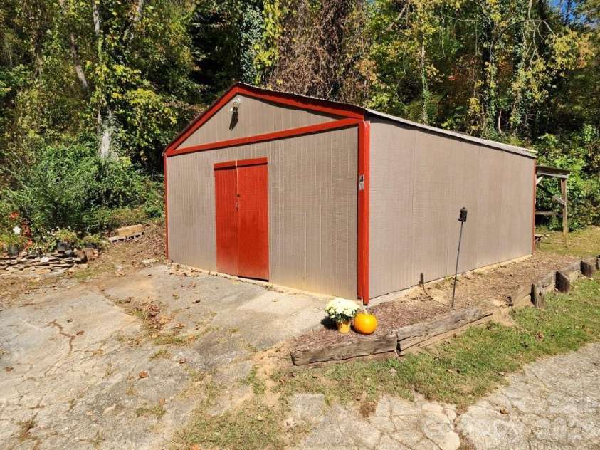 41 Gunches Dirt Road, Candler, NC 28715.  MLS# CAR4337380, YatesRealty ID 6331. 