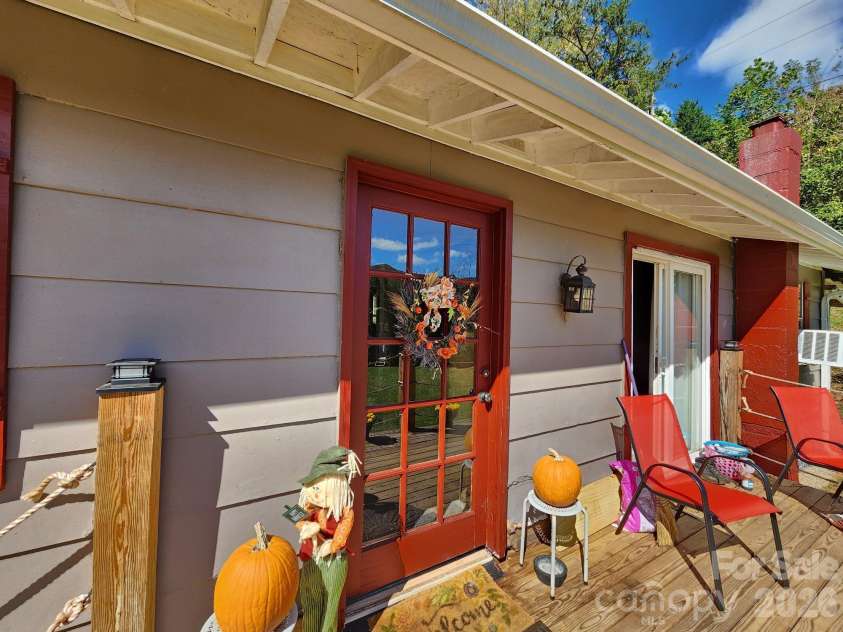 41 Gunches Dirt Road, Candler, NC 28715.  MLS# CAR4337380, YatesRealty ID 6331. 