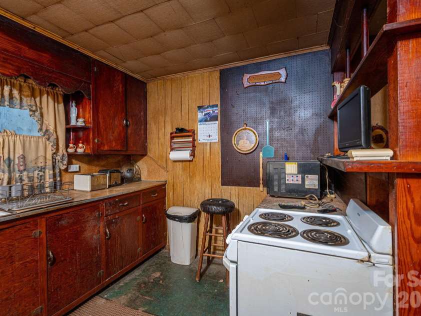 1354 Harless Road, Lincolnton, NC 28092.  MLS# CAR4360675, YatesRealty ID 6332. Kitchen
