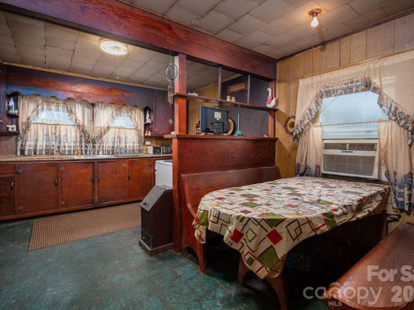 1354 Harless Road, Lincolnton, NC 28092.  MLS# CAR4360675, YatesRealty ID 6332. Kitchen with built-in table