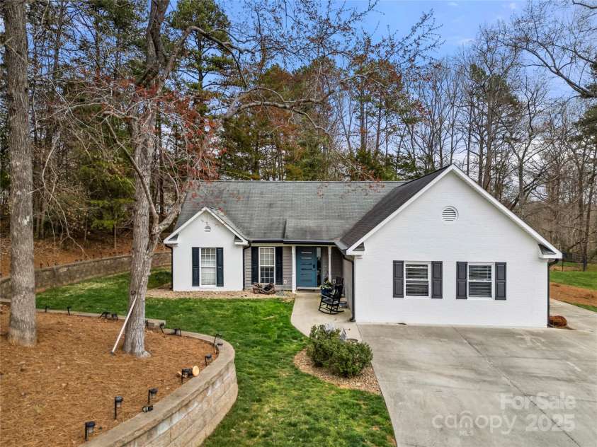 7219 Morningdew Court, Denver, NC 28037.  MLS# CAR4233795, YatesRealty ID 6333. Well manicure lawn