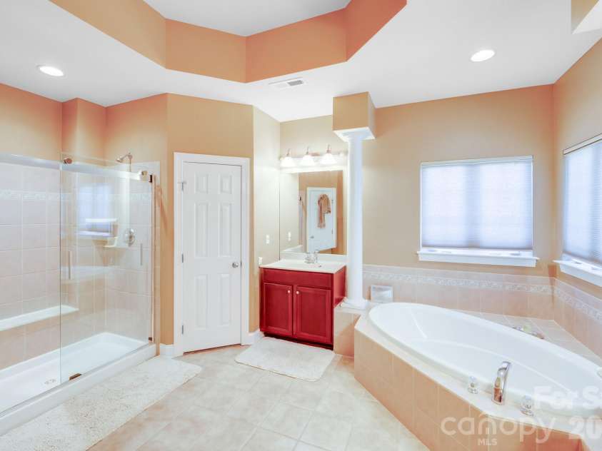 9433 Stonebridge Way, Mint Hill, NC 28227.  MLS# CAR4352110, YatesRealty ID 6333. Primary Bath