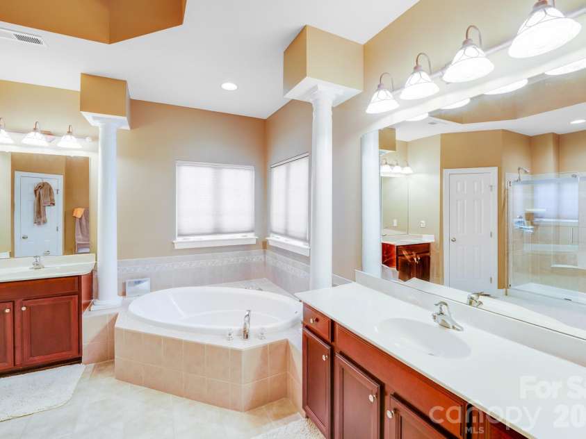 9433 Stonebridge Way, Mint Hill, NC 28227.  MLS# CAR4352110, YatesRealty ID 6333. Primary Bath