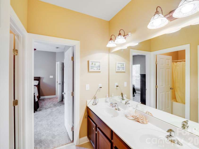 9433 Stonebridge Way, Mint Hill, NC 28227.  MLS# CAR4352110, YatesRealty ID 6333. Upstairs Jack and Jill Bath