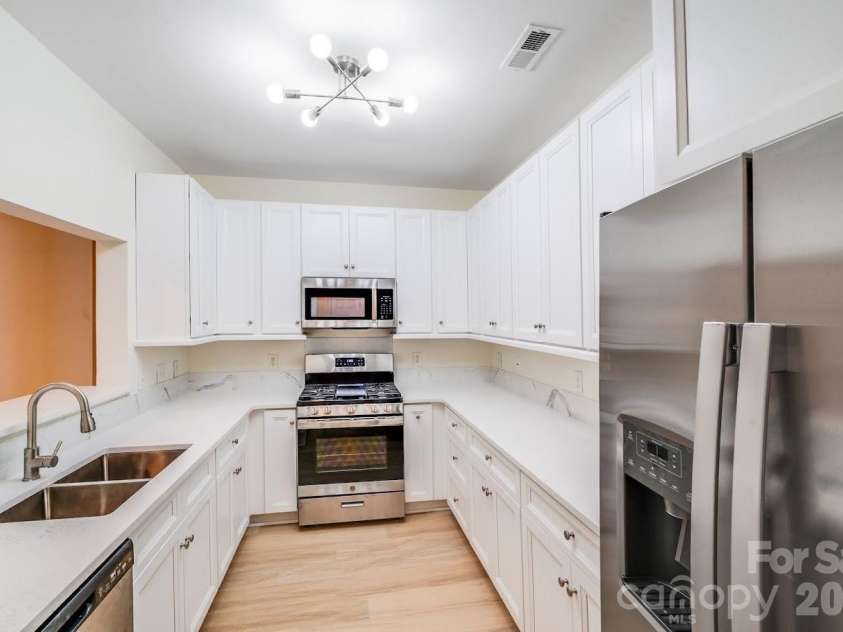 5601 Fairview Road, Charlotte, NC 28209.  MLS# CAR4302815, YatesRealty ID 6337. 
