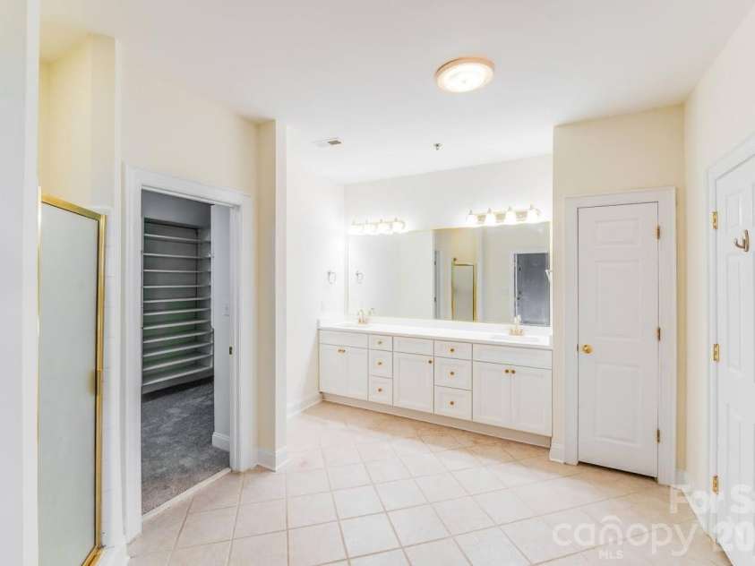 5601 Fairview Road, Charlotte, NC 28209.  MLS# CAR4302815, YatesRealty ID 6337. Primary Bath 1