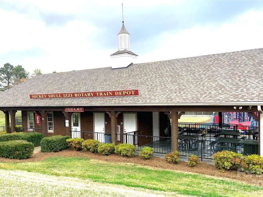 211 Worthington Street, Shelby, NC 28150.  MLS# CAR4243112, YatesRealty ID 6346. 