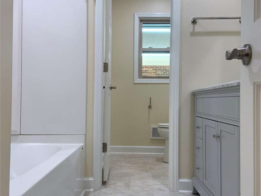 211 Worthington Street, Shelby, NC 28150.  MLS# CAR4243112, YatesRealty ID 6346. Guest Full Bathroom with Shower & Tub