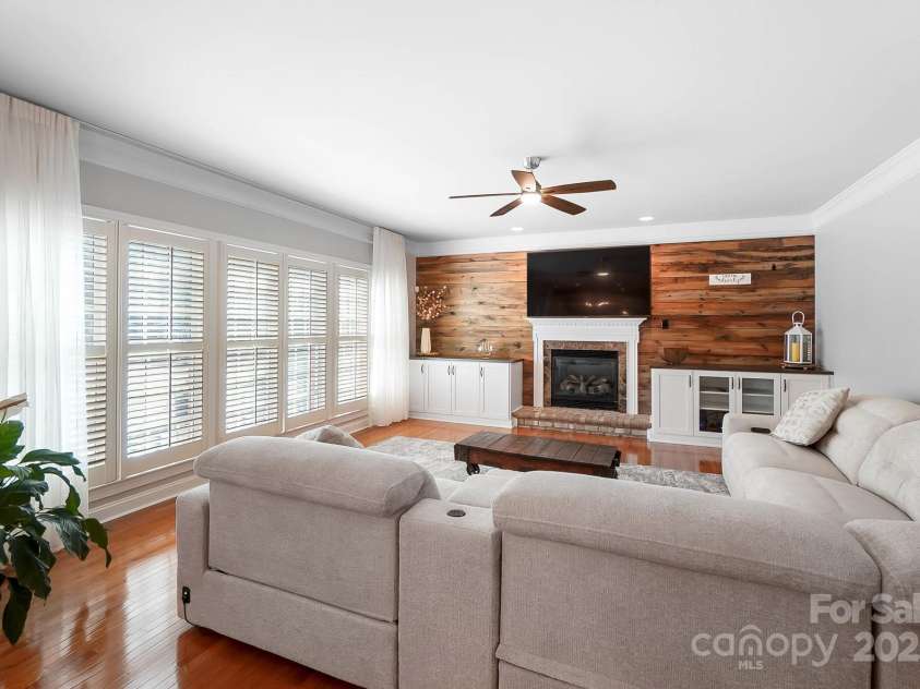 16532 Flintrock Falls Lane, Charlotte, NC 28278.  MLS# CAR4247565, YatesRealty ID 6347. Open floor plan from Kitchen, breakfast and great room is wonderful for entertaining.