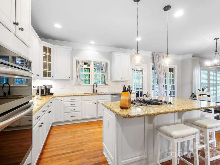 16532 Flintrock Falls Lane, Charlotte, NC 28278.  MLS# CAR4247565, YatesRealty ID 6347. Updated appliances and freshly painted cabinets.