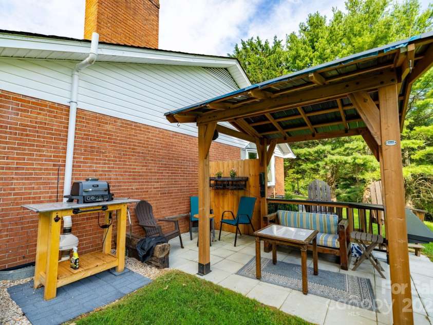 438 Glade Valley Road, Glade Valley, NC 28627.  MLS# CAR4248053, YatesRealty ID 6349. 