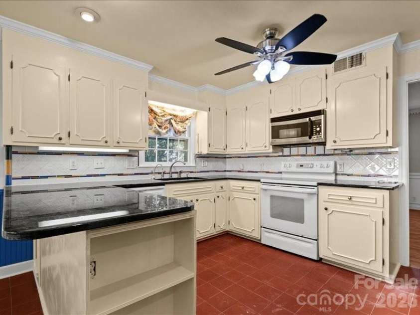 201 Poplar Street, Cheraw, SC 29520.  MLS# CAR4353189, YatesRealty ID 6350. 