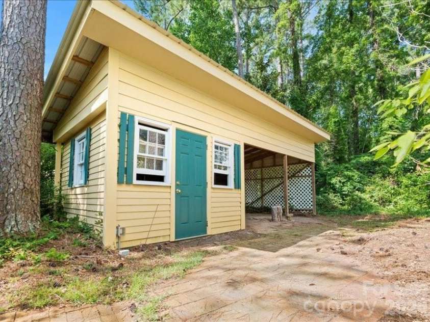 201 Poplar Street, Cheraw, SC 29520.  MLS# CAR4353189, YatesRealty ID 6350. 