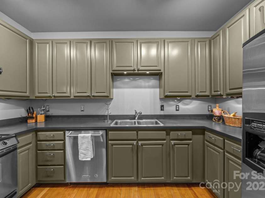 84 Walnut Street, Asheville, NC 28801.  MLS# CAR4243145, YatesRealty ID 6350. 