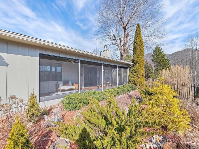 12 A Willow View Drive, Franklin, NC 28734.  MLS# CAR4337049, YatesRealty ID 6351. 