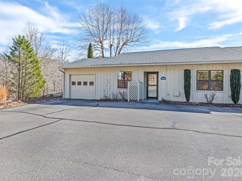 12 A Willow View Drive, Franklin, NC 28734.  MLS# CAR4337049, YatesRealty ID 6351. 