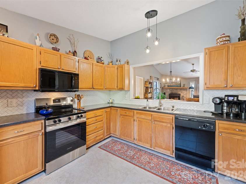 12 A Willow View Drive, Franklin, NC 28734.  MLS# CAR4337049, YatesRealty ID 6351. 