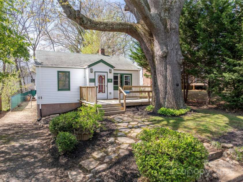27 W Stewart Street, Asheville, NC 28806.  MLS# CAR4247708, YatesRealty ID 6351. Charming Cottage in West Asheville