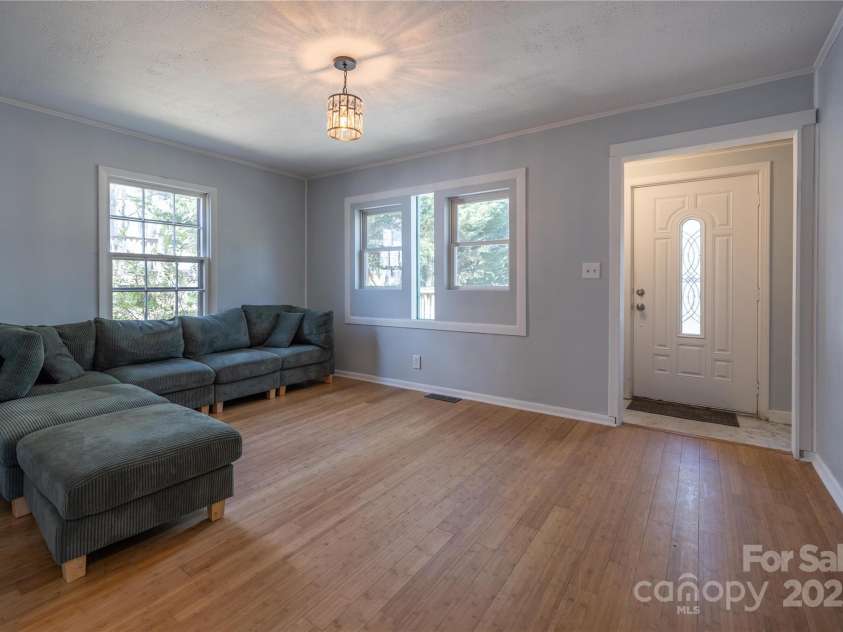 27 W Stewart Street, Asheville, NC 28806.  MLS# CAR4247708, YatesRealty ID 6351. Large Living Room