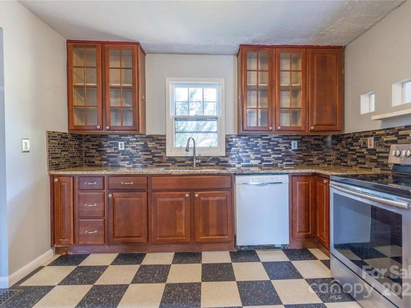 27 W Stewart Street, Asheville, NC 28806.  MLS# CAR4247708, YatesRealty ID 6351. Updated Finishes