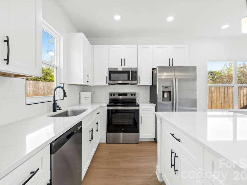 6900 Barrington Drive, Charlotte, NC 28215.  MLS# CAR4359923, YatesRealty ID 6353. 
