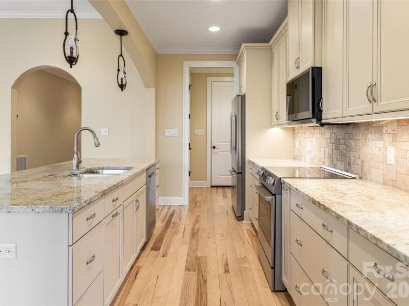 38 Chantilly Drive, Asheville, NC 28804.  MLS# CAR4320562, YatesRealty ID 6355. 