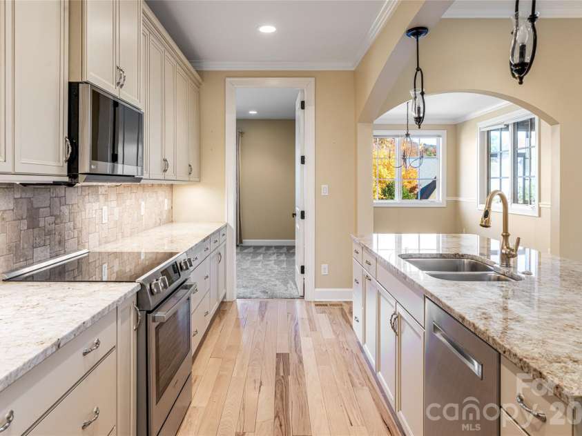38 Chantilly Drive, Asheville, NC 28804.  MLS# CAR4320562, YatesRealty ID 6355. 