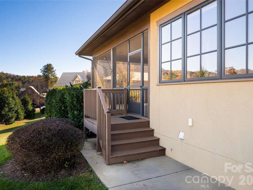 38 Chantilly Drive, Asheville, NC 28804.  MLS# CAR4320562, YatesRealty ID 6355. 