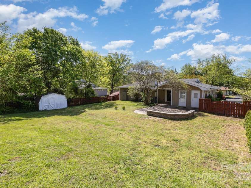 7212 Hackberry Lane, Charlotte, NC 28226.  MLS# CAR4235339, YatesRealty ID 6358. 