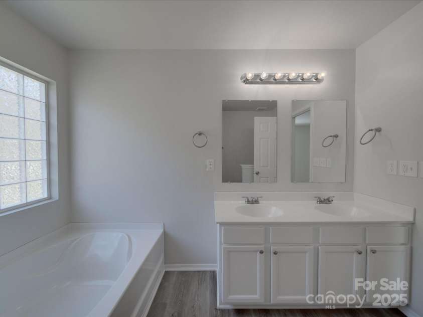 4018 Larkhaven Village Drive, Charlotte, NC 28215.  MLS# CAR4248378, YatesRealty ID 6360. 