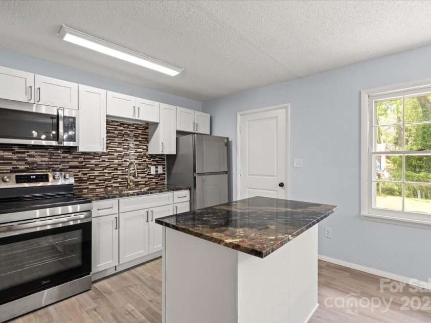 2515 Danforth Lane, Charlotte, NC 28208.  MLS# CAR4248441, YatesRealty ID 6364. 