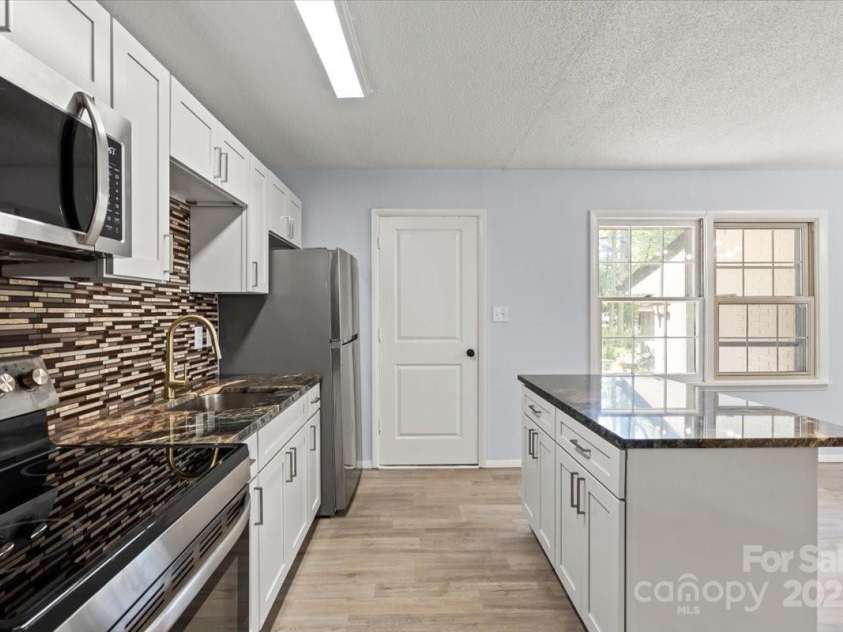 2515 Danforth Lane, Charlotte, NC 28208.  MLS# CAR4248441, YatesRealty ID 6364. 