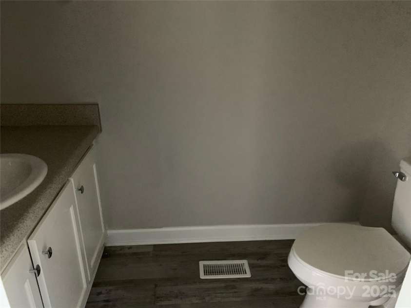 1773 ELLIS Road, Kershaw, SC 29067.  MLS# CAR4314646, YatesRealty ID 6365. Half bath by laundry